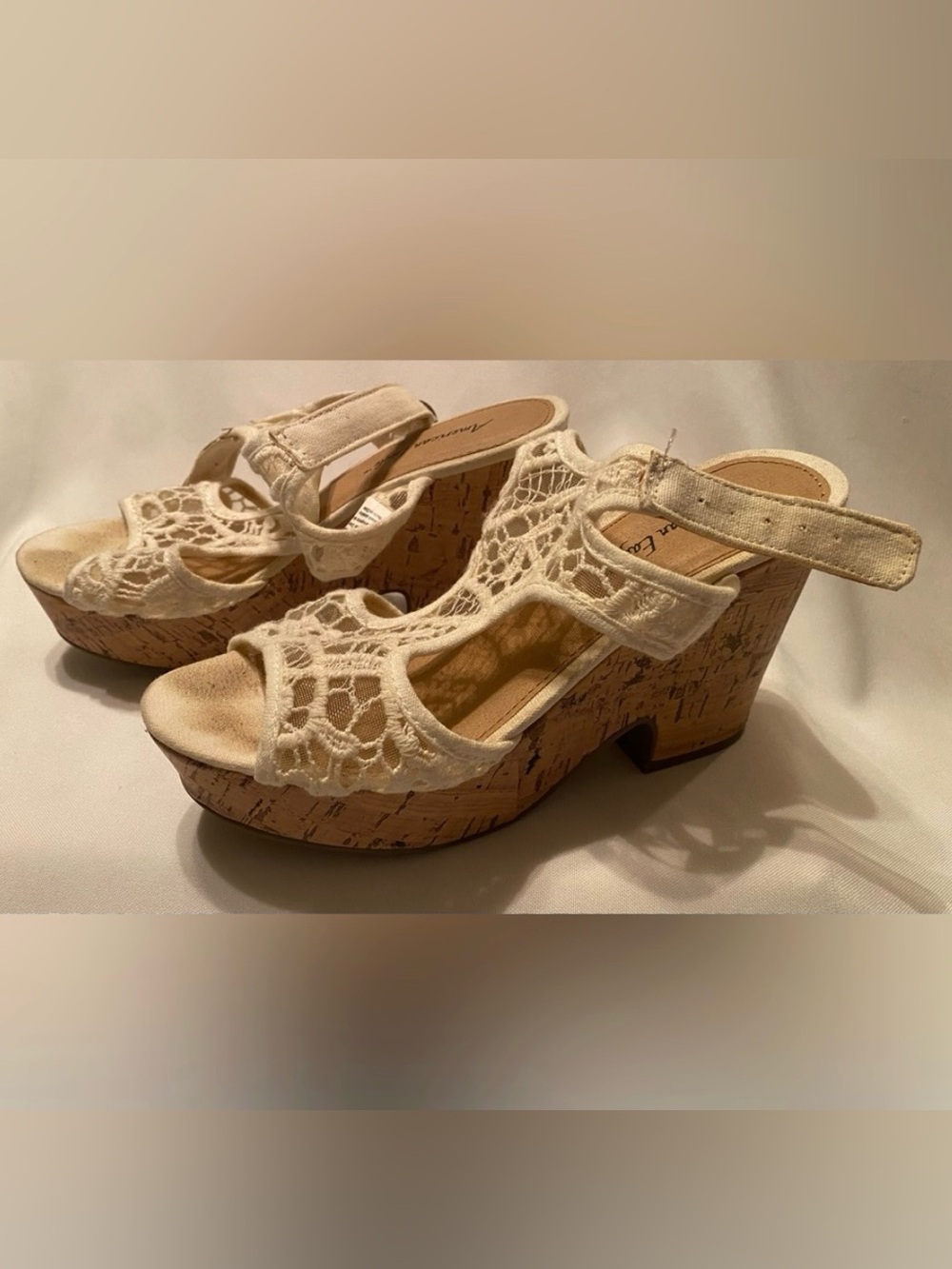 American Eagle White Lace Sandals Summer Heels Size 6 Beautiful